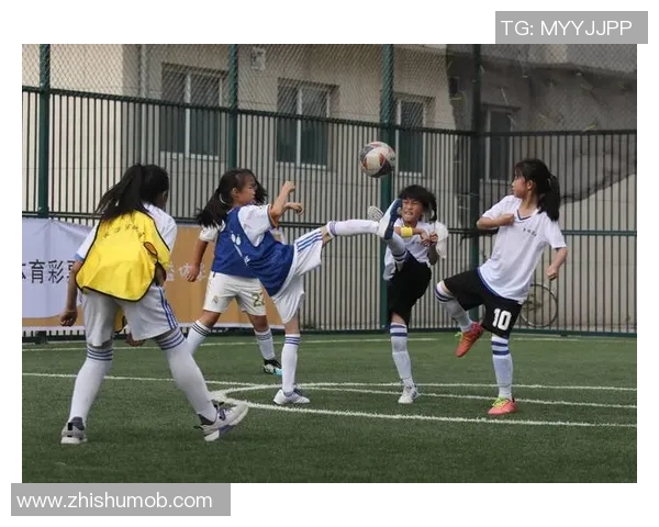 《足球风云幕后：真实再现绿茵场上的汗水与荣耀》